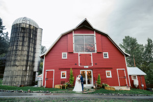 red barn farm wedding photographer redmond